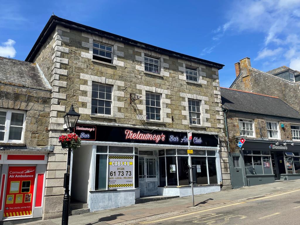 Lot: 90 - SUBSTANTIAL PROPERTY WITH POTENTIAL IN TOWN CENTRE LOCATION -